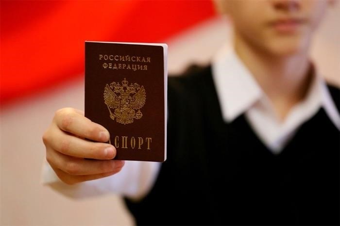 Для оформления паспорта 14-летнему ребенку необходимо предоставить определенный перечень документов.